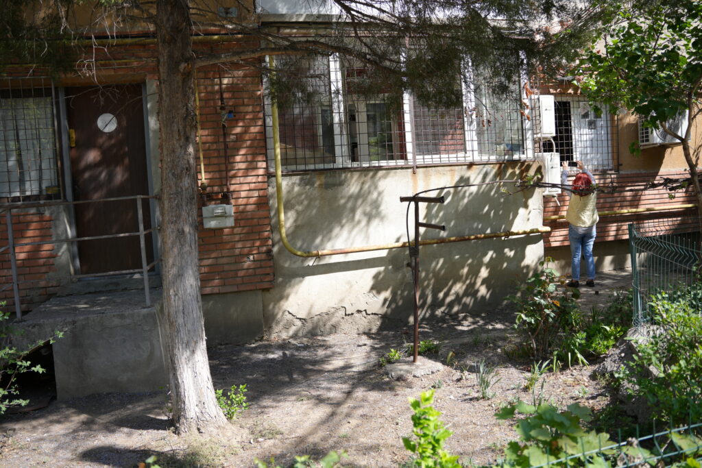 Serverele RCS&RDS strică liniştea unui bloc. Proprietarii se plâng de poluare fonică