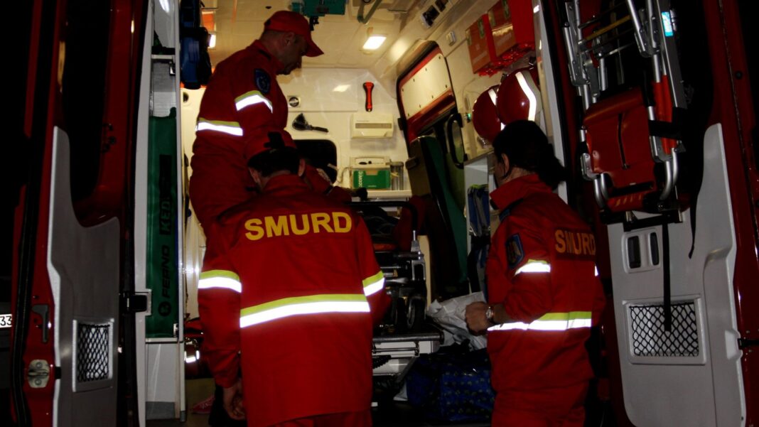 O femeie a suferit leziuni și a fost transportată la spital pentru îngrijiri medicale