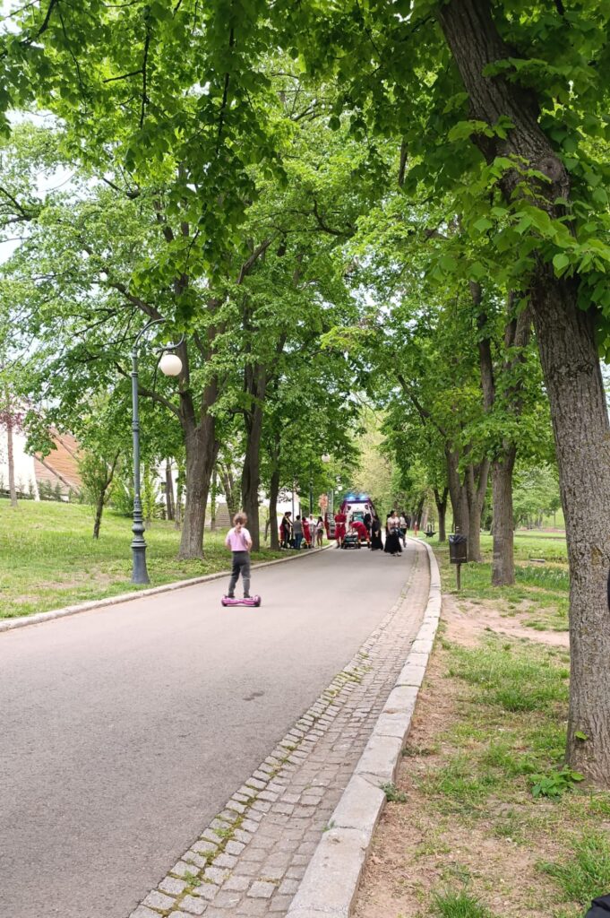 Mi-a trecut moartea unei copile de 8 ani prin fața ochilor. La o secundă să fie spulberată de o trotinetă electrică, în Parcul Romanescu