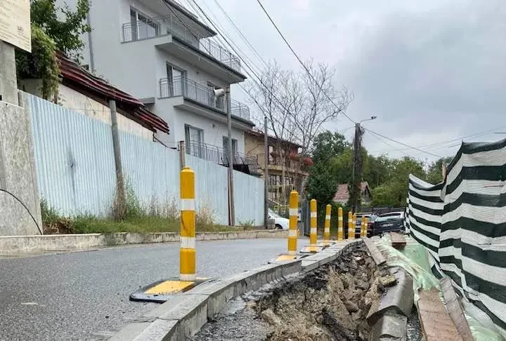 Alunecare de teren pe o stradă din Cluj-Napoca. Zona a fost închisă traficului