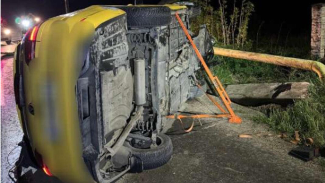 Trei răniți după ce un taxi s-a răsturnat şi a lovit un podeţ