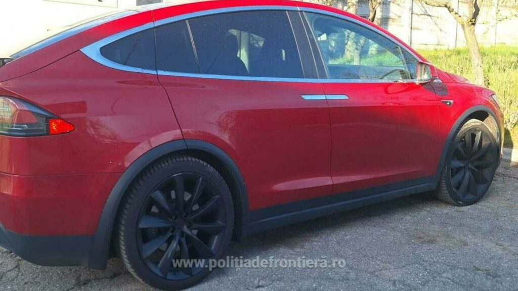 Un român prins la volanul unei maşini Tesla furate din Germania a declarat că a împrumutat-o
