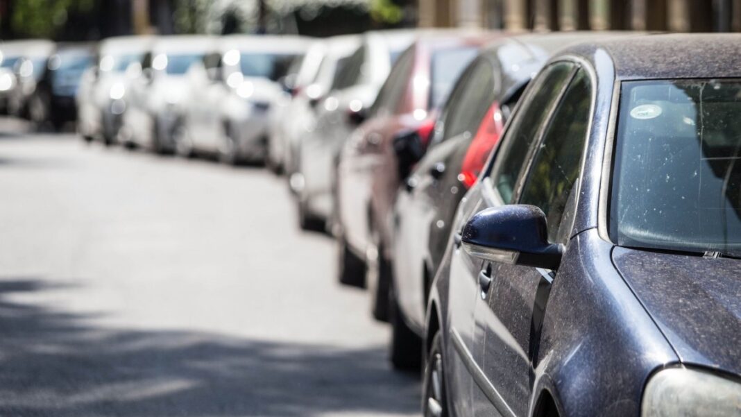 Coloană de maşini de aproximativ şase kilometri la intrarea în Capitală dinspre Piteşti