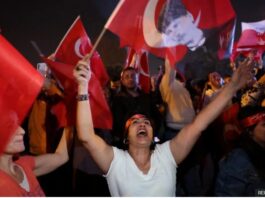 Susținătorii opoziției au sărbătorit la Istanbul și în alte orașe, pe măsură ce amploarea victoriei a devenit clară