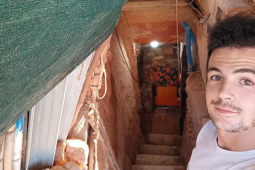 (VIDEO) Un adolescent și-a săpat o casă în grădină, după ce s-a certat cu părinții