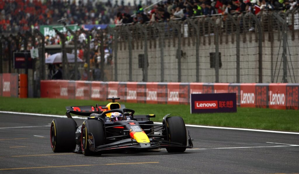 F1 / Verstappen a făcut spectacol în cursa de sprint din Shanghai