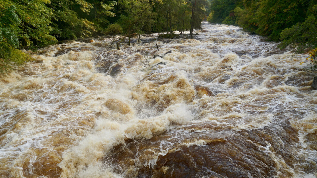 Cod galben de viituri pe râuri din șase județe