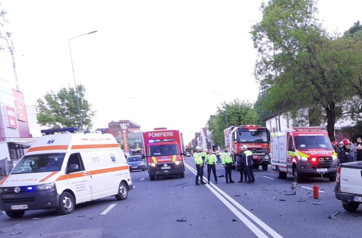 Un mort și trei răniți după ce trei autoturisme s-au ciocnit în Râmnicu Vâlcea