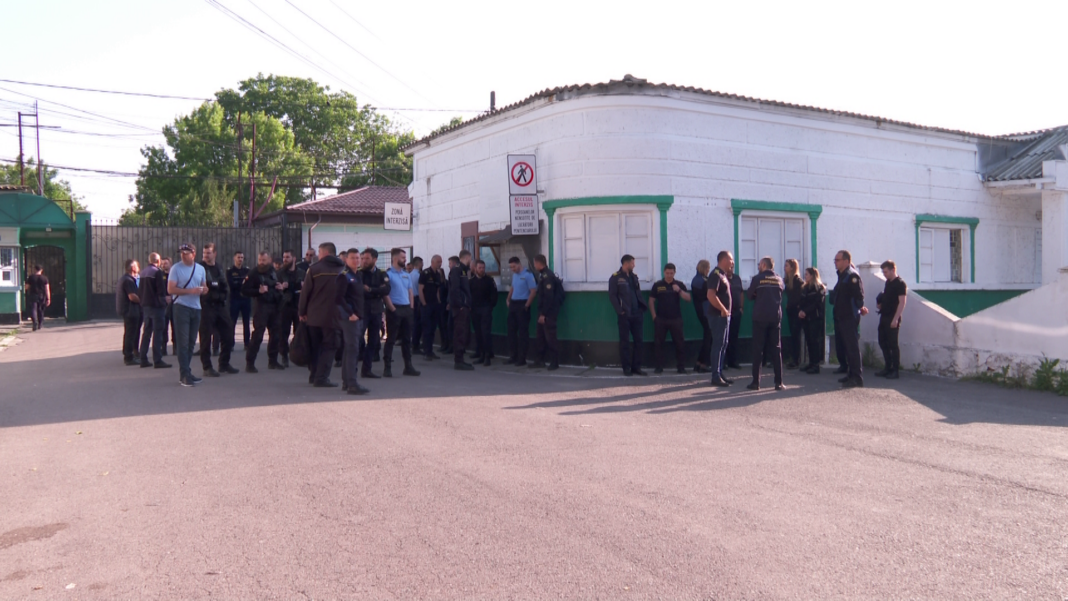 Sindicaliștii de la Penitenciarul Poarta Albă protestează