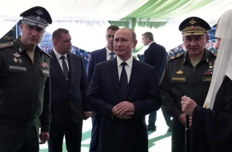 Ministrul adjunct al Apărării al Rusiei, Timur Ivanov, la stânga, alături de președintele Vladimir Putin și ministrul Apărării Serghei Șoigu