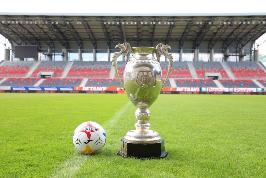 Trofeul Cupei României, disputat de Oţelul Galaţi şi Corvinul Hunedoara