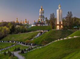 Lavra Peșterilor din Kiev, cunoscută și sub denumirea de Lavra Pecerska, este un complex mănăstiresc