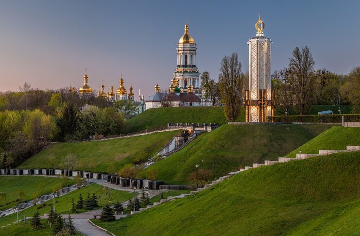 Lavra Peșterilor din Kiev, cunoscută și sub denumirea de Lavra Pecerska, este un complex mănăstiresc