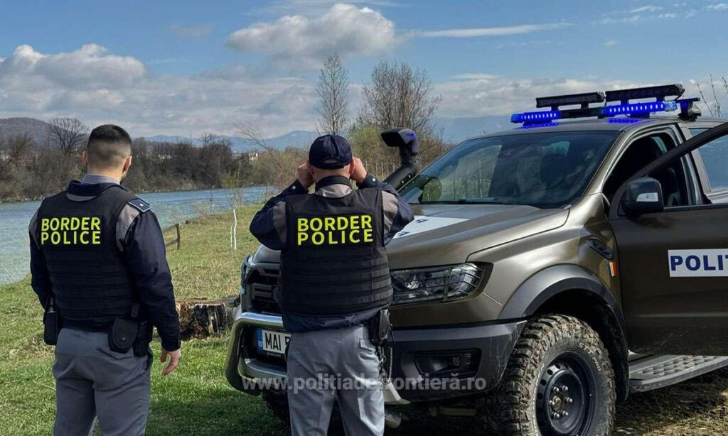 Polițiști de frontieră atacați cu cuțitul. Agresorii prinși cu focuri de avertisment