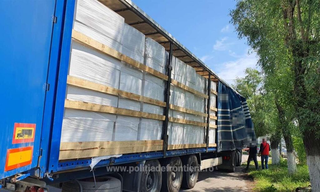 (VIDEO) Camion cu 9.900.000 de țigarete nedeclarate, descoperit la Turnu Măgurele