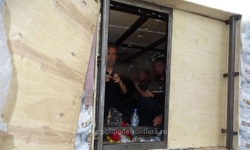 (VIDEO) 62 de sirieni ascunși în două mijloace de transport, descoperiți la Calafat