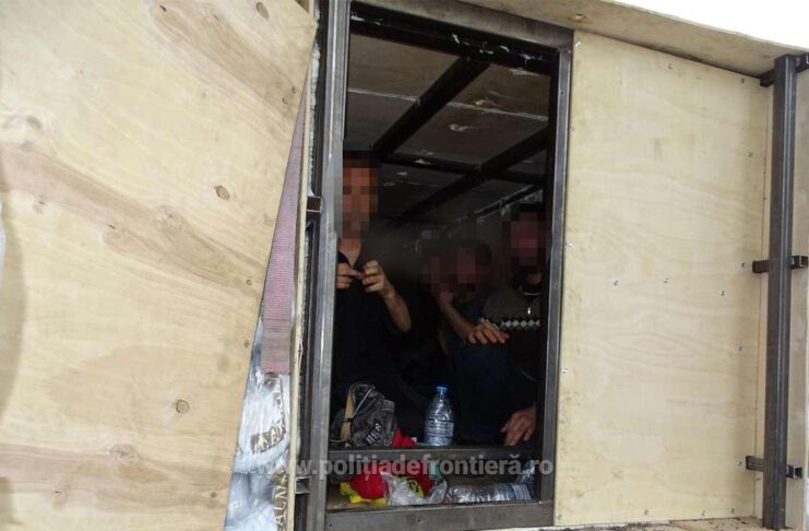 62 de sirieni ascunși în două mijloace de transport, descoperiți la Calafat