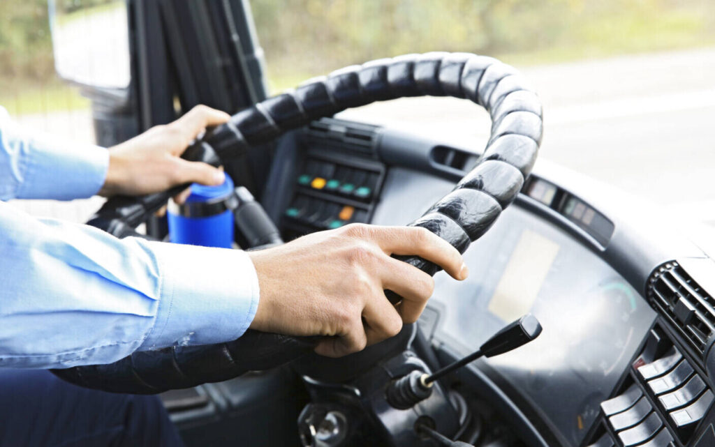 O femeie care a pulverizat spray paralizant în autobuz a fost bătută de șofer