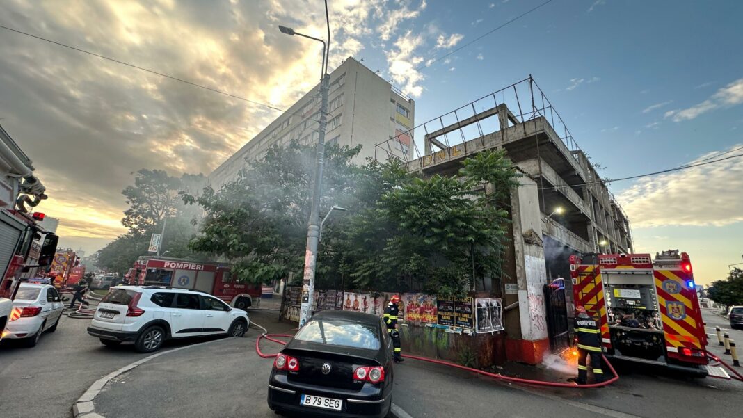 Incendiu la o clădire de lângă Club Dinamo, în București. S-a manifestat cu degajări mari de fum