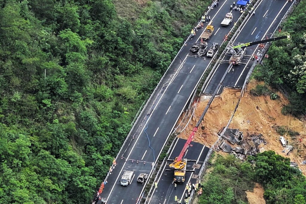 Autostradă prăbușită în China: 36 de morți și peste 30 de răniți