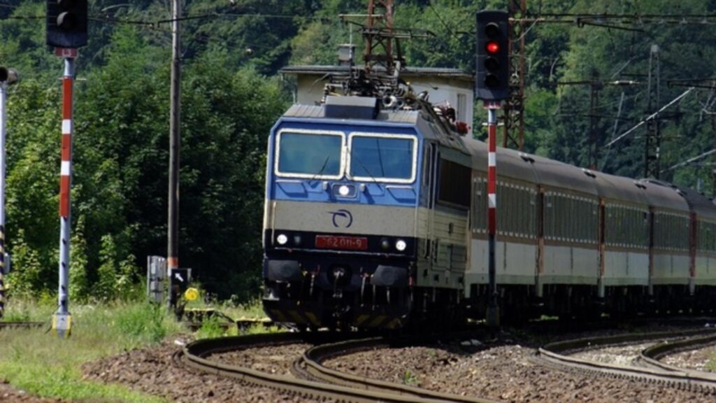 CFR reintroduce în circulație un tren care va face 90 de kilometri în 130 de minute