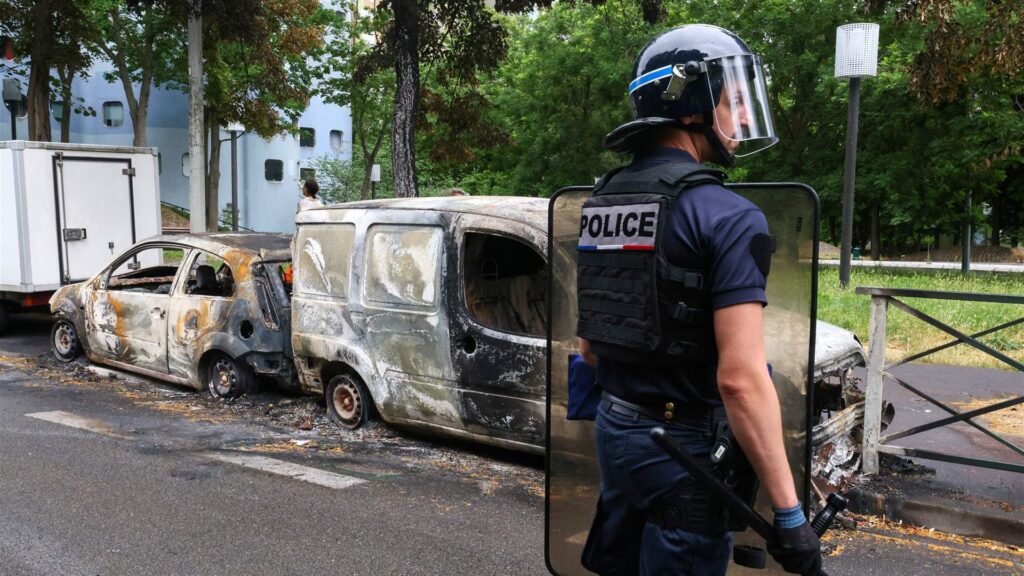 Doi polițiști din Paris au fost răniți după ce un bărbat i-a împușcat în secția de poliție