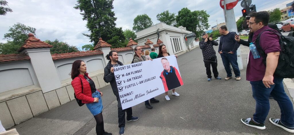 Protest Corupția Ucide față de promulgarea legii care îi scapă de sancțiuni pe evazioniști de către Iohannis: „Raport de mandat: m-am plimbat, v-am trădat, furtul l-am legalizat”