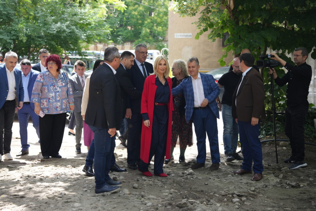 Festivalul Shakespeare, prilej de vizită al Ralucăi Turcan la Craiova. Ministrul Culturii a mers pe şantierul Bibliotecii Omnia şi a anunţat că Naţionalul intră în reabilitare