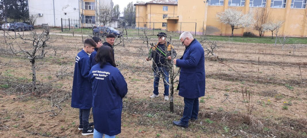 Prof. Florin Iulian Onete, directorul Liceului Tehnologic „Petre Baniță” alături de elevi