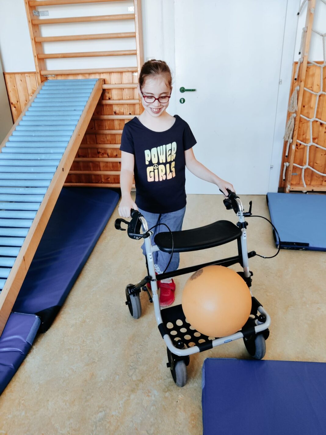 O fetiță din Mehedinți are nevoie de ajutorul semenilor pentru a putea merge