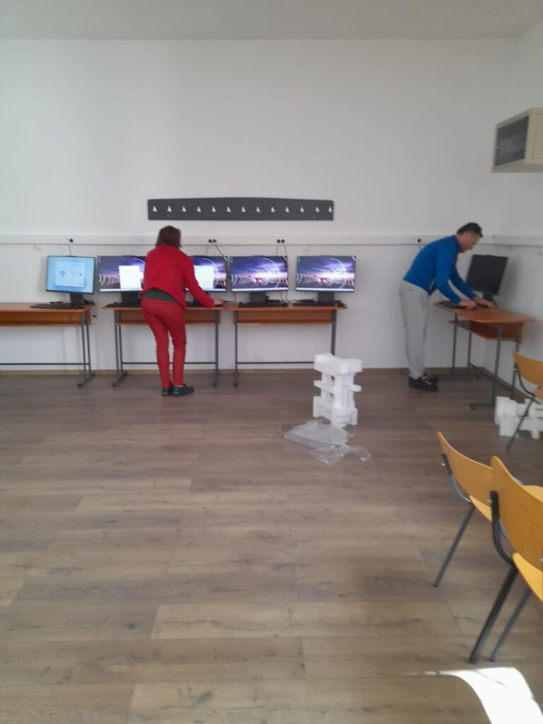 Sute de calculatoare, laptopuri și alte echipamente digitale au ajuns la unități de învățământ din Râmnic