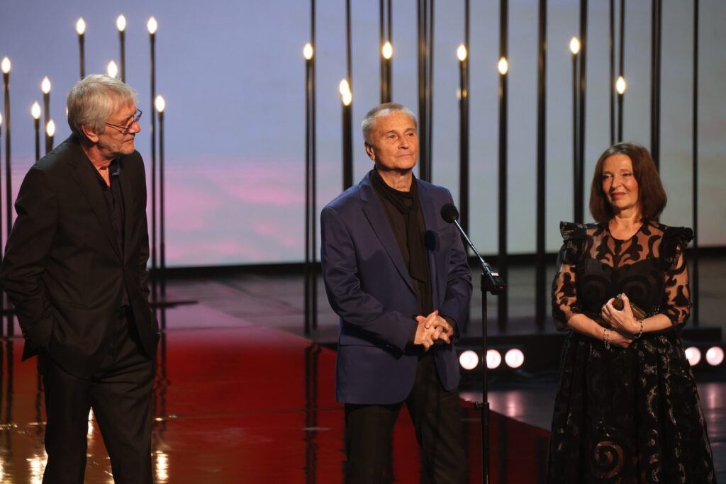 Scenele Craiovei, în reflectorul României:Valer Dellakeza, Rodica și Mugur Prisăcaru și Cerasela Iosifescu, actori îndrăgiți de publicul mic și mare din Bănie, premiați la Gala UNITER