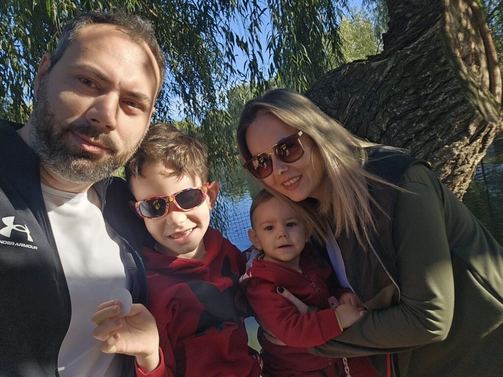 Boala care i-a furat unui băiețel de 6 anișori zâmbetul și libertatea de a se juca