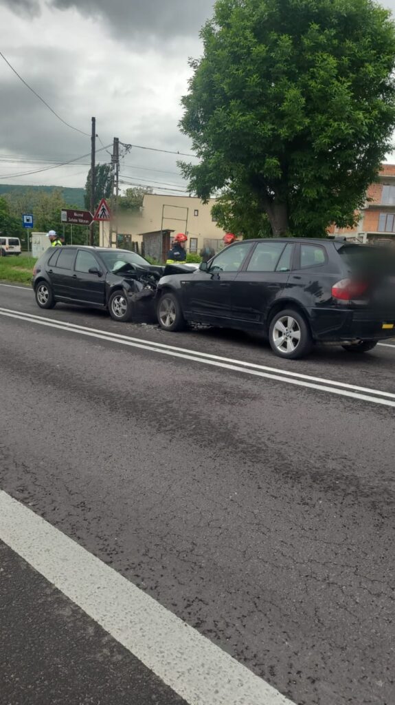 Vâlcea: Două persoane rănite într-un accident în Bujoreni