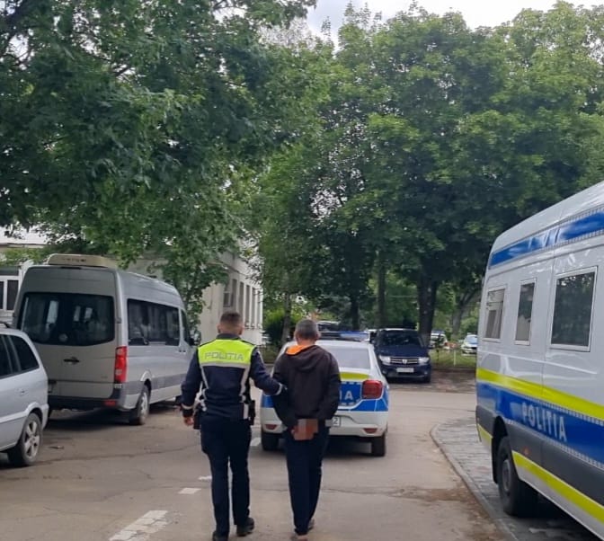 (VIDEO) Dolj: Bărbat reținut după ce și-a bătut fiica și și-a amenințat soția și fiul