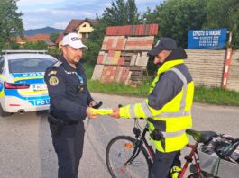 Polițiștii au dat veste reflectorizante bicicliștilor