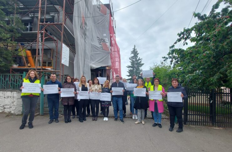 Protest al angajaților la sediul APM Gorj