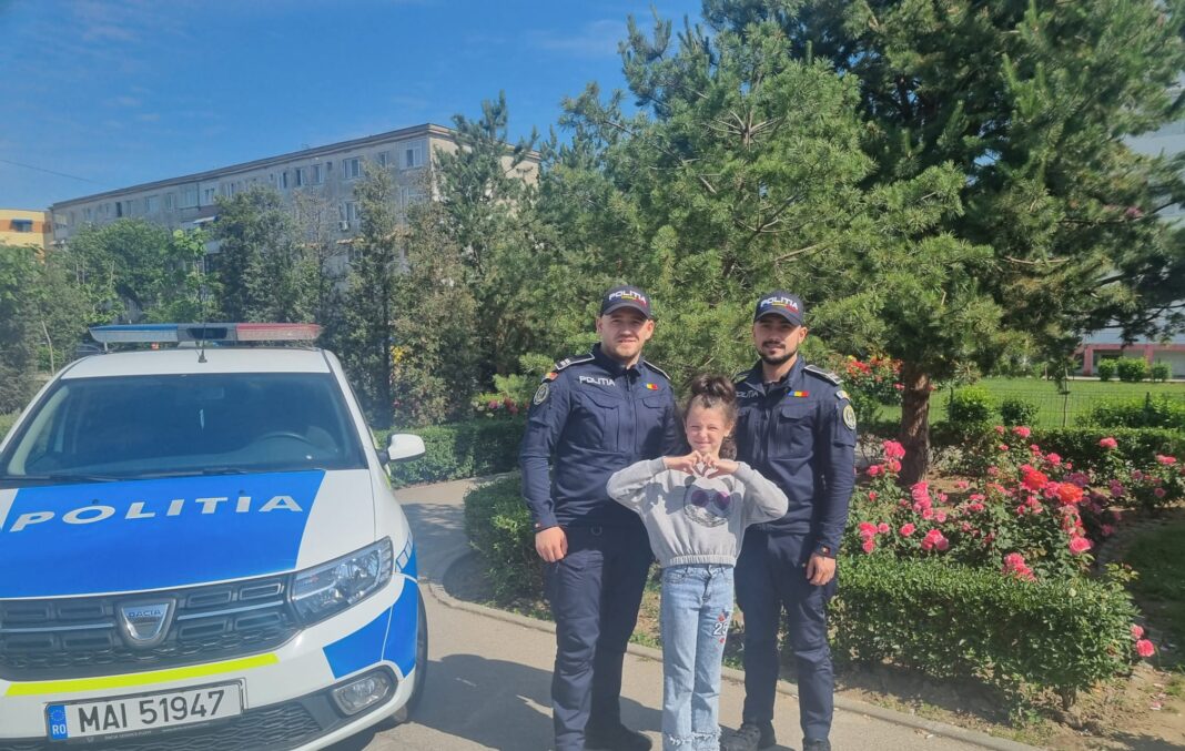 Reva Anastasia alături de cei doi polițiști salvatori