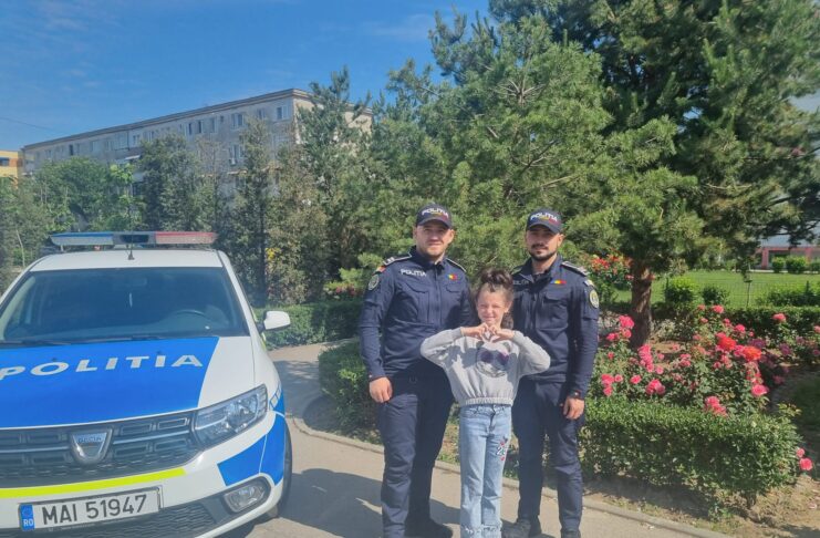 Reva Anastasia alături de cei doi polițiști salvatori