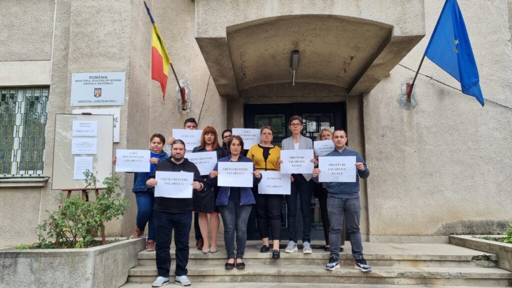 Angajații de la Arhivele Naționale Dolj, protestează în fața instituției