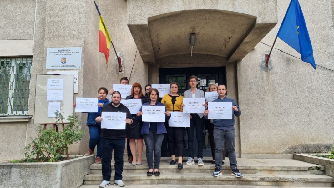 Angajații de la Arhivele Naționale Dolj, protestează în fața instituției