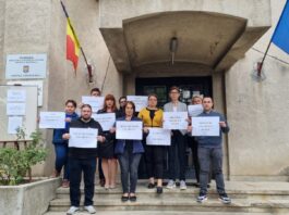 Angajații de la Arhivele Naționale Dolj, protestează în fața instituției