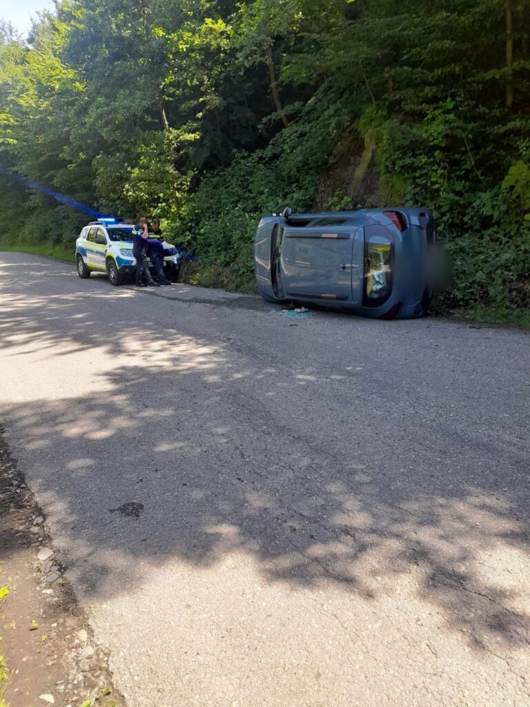 O şoferiţă care s-a răsturnat cu maşina a ajuns la spital