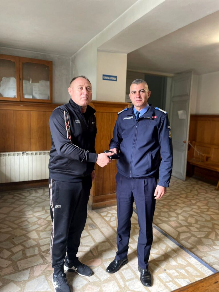 Olt: Portofel cu peste 1000 de lei, găsit și returnat proprietarului de către un jandarm