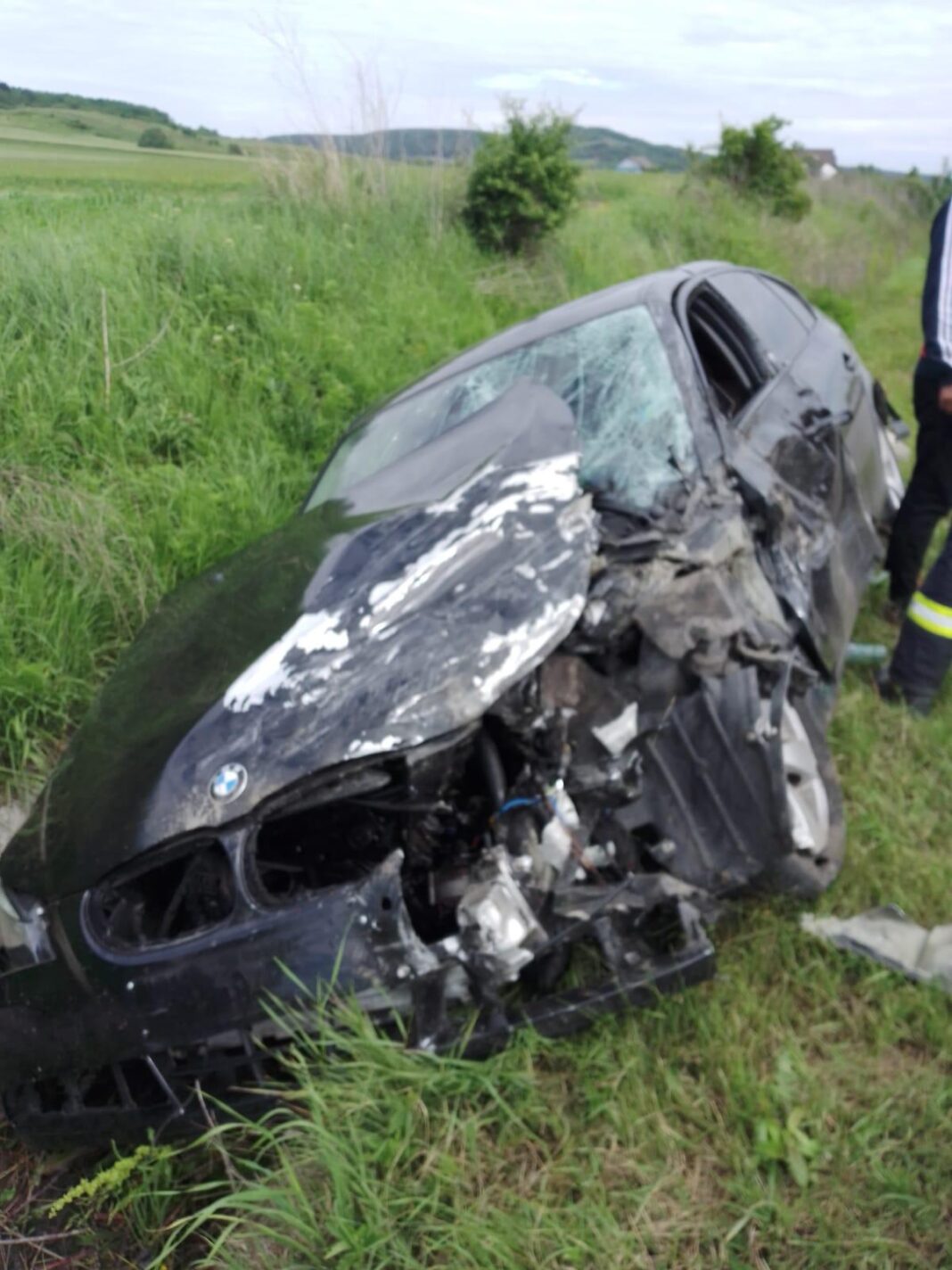 Două persoane rănite, după coliziunea dintre două mașini