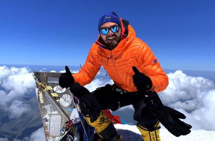 Alpinistul român Adrian Ahriţculesei a cucerit Everestul