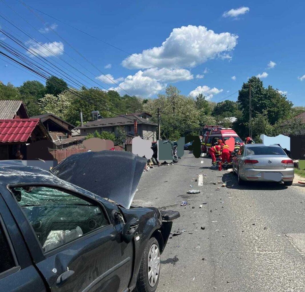 Doi răniți într-un accident între două mașini și un ATV