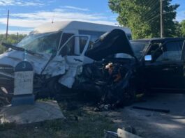 Doi şoferi şi cinci pasageri răniţi într-un accident între un microbuz şi o maşină de teren