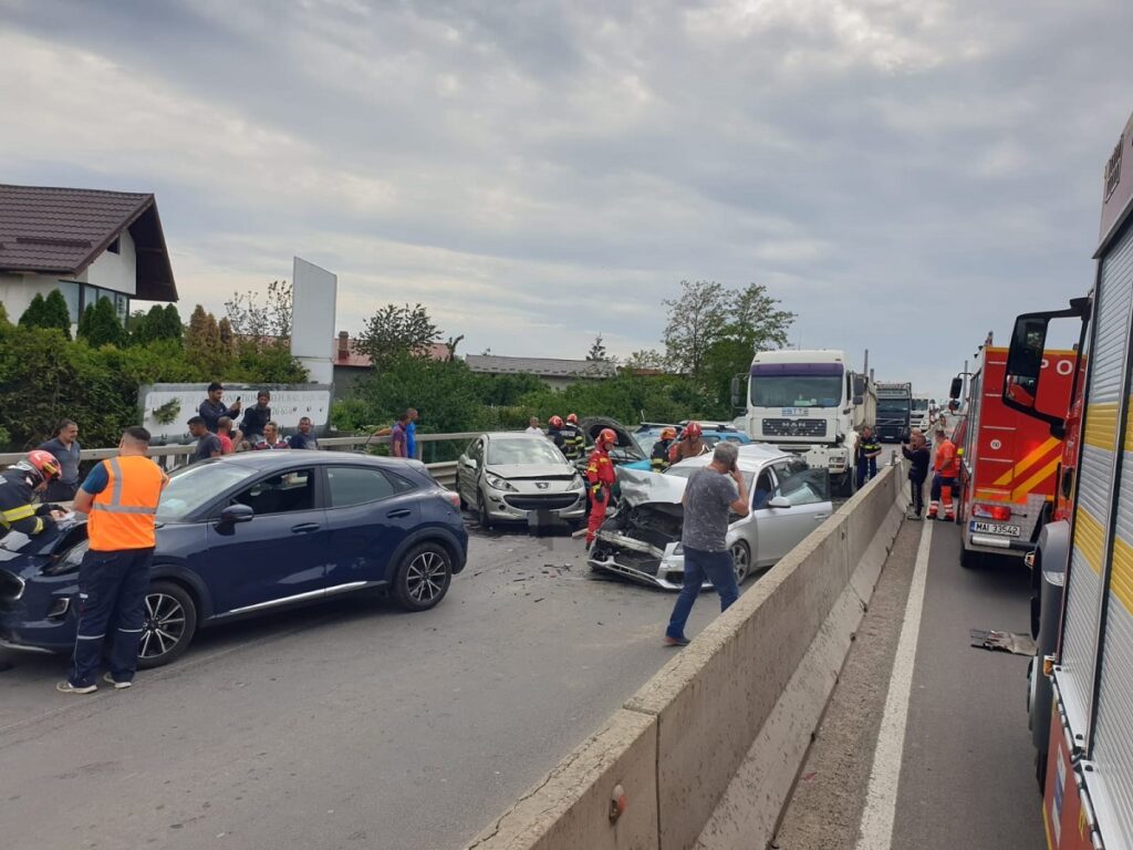 Doi răniți într-un accident în care au fost implicate șapte autovehicule