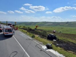 Trei oameni au murit după ce două motociclete și o mașină s-au ciocnit și au luat foc